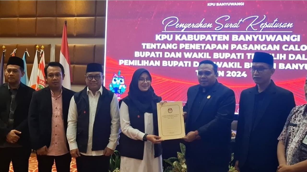 KPU Banyuwangi Serahkan SK Penetapan Paslon Bupati -Wakil Bupati Terpilih