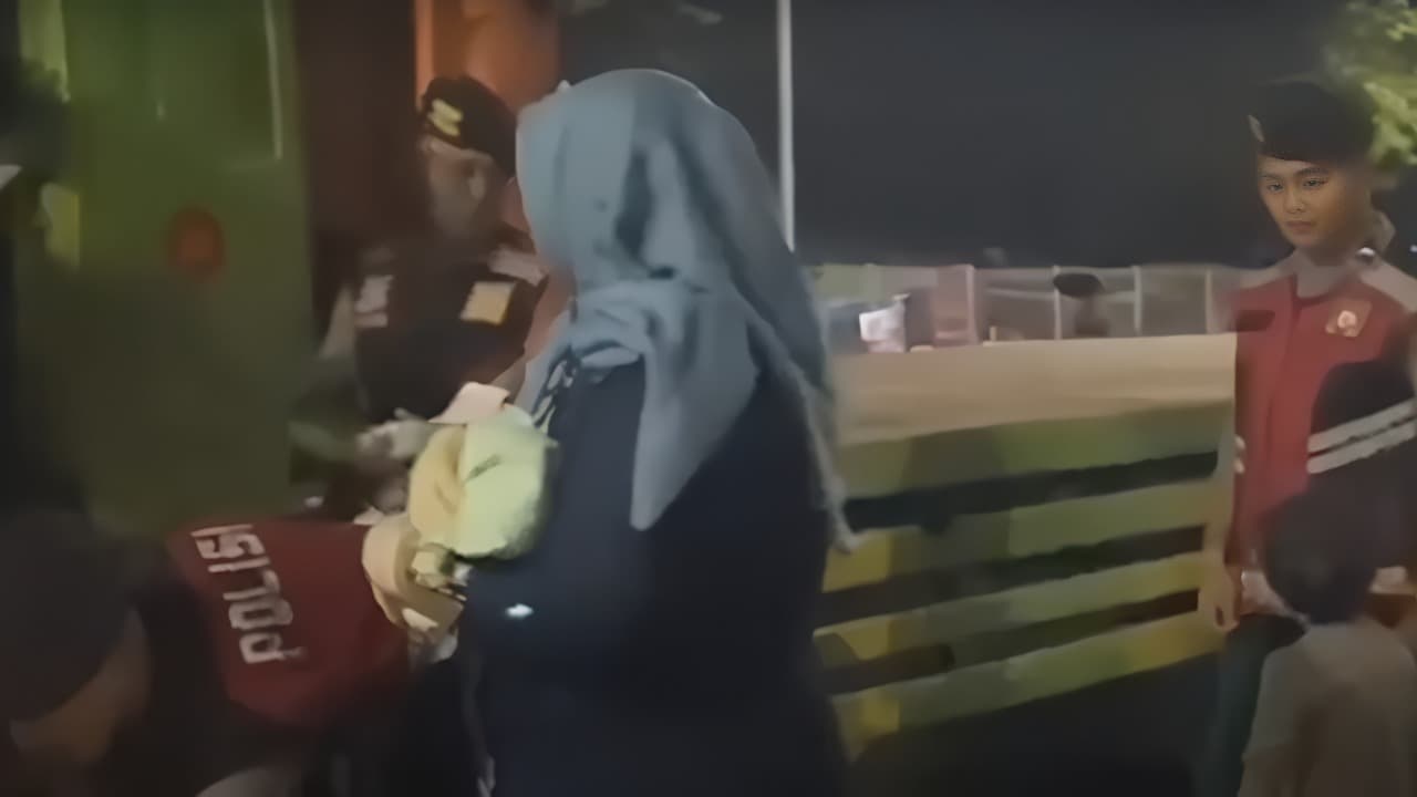 Dampingi Suami Bekerja, Ibu Asal Bangkalan Melahirkan di Truk
