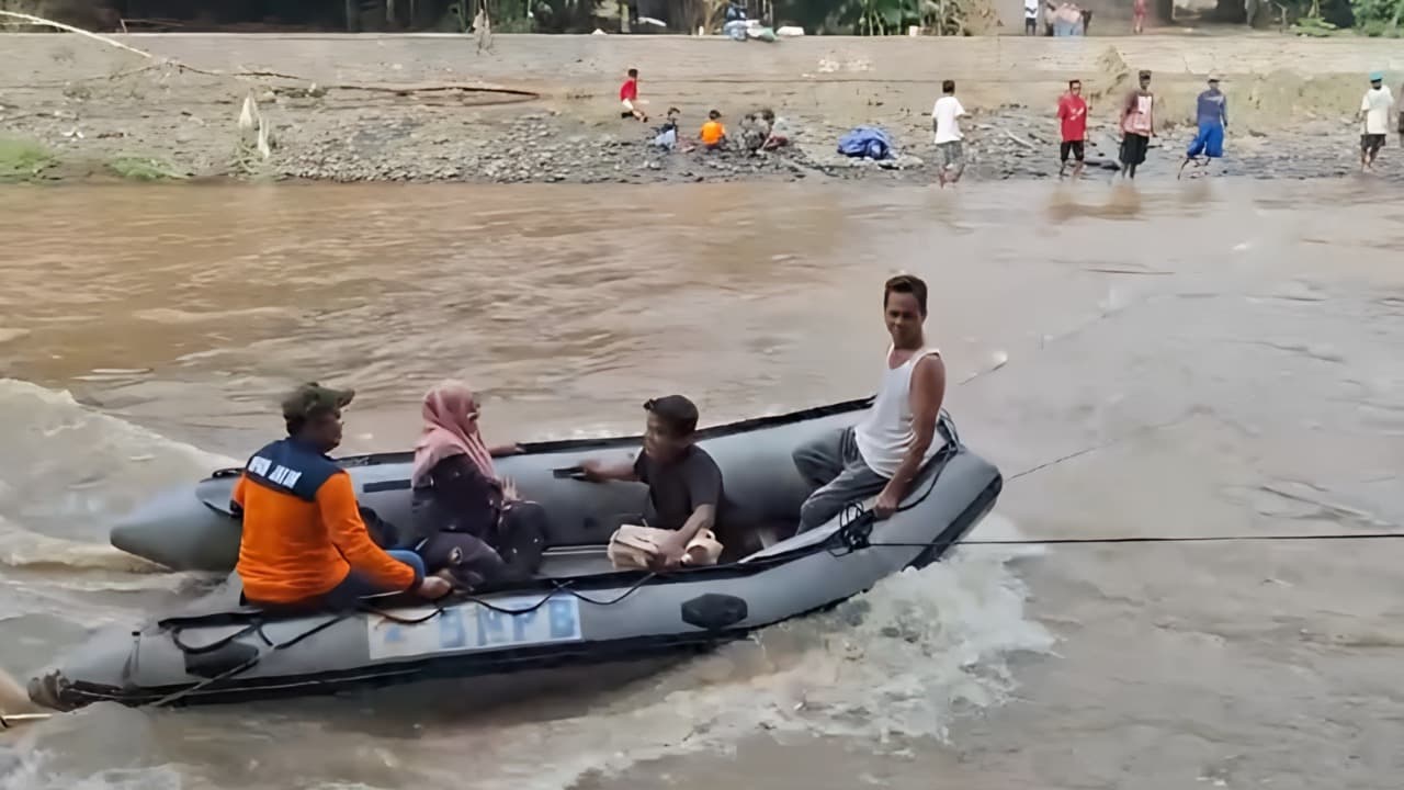 Jembatan Putus di Probolinggo, Ibu Hamil 9 Bulan Dievakuasi dengan Perahu Karet
