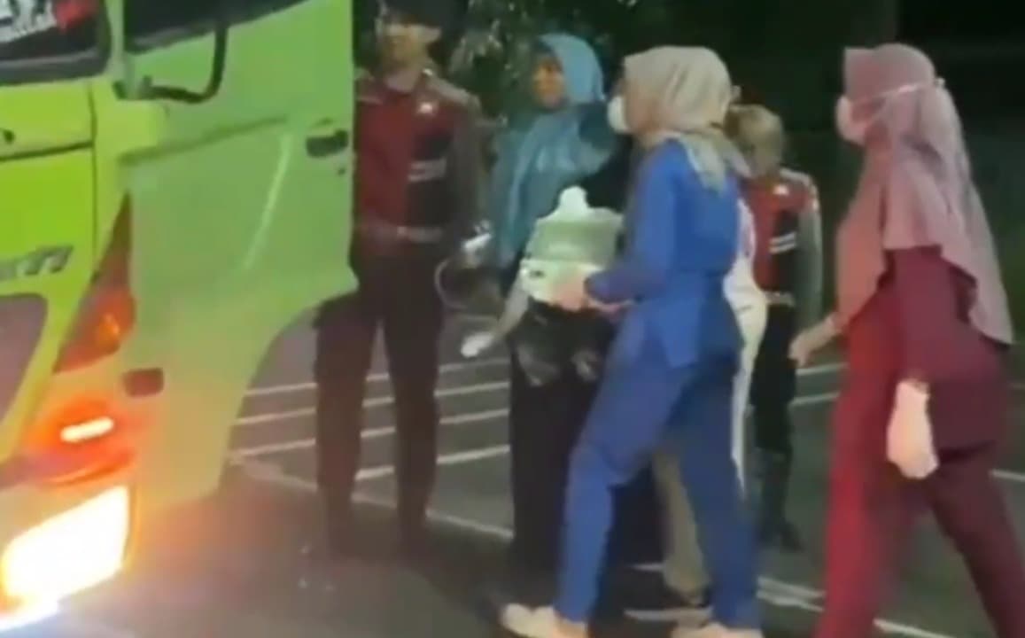 Dramatis Seorang Ibu Melahirkan Dalam Truk di Jembatan Suramadu