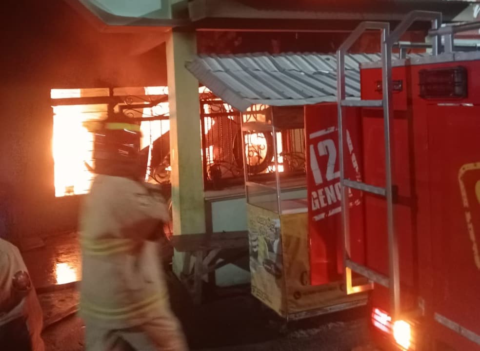 Usai Shubuh, Rumah di Pacar Keling Surabaya Ludes Terbakar