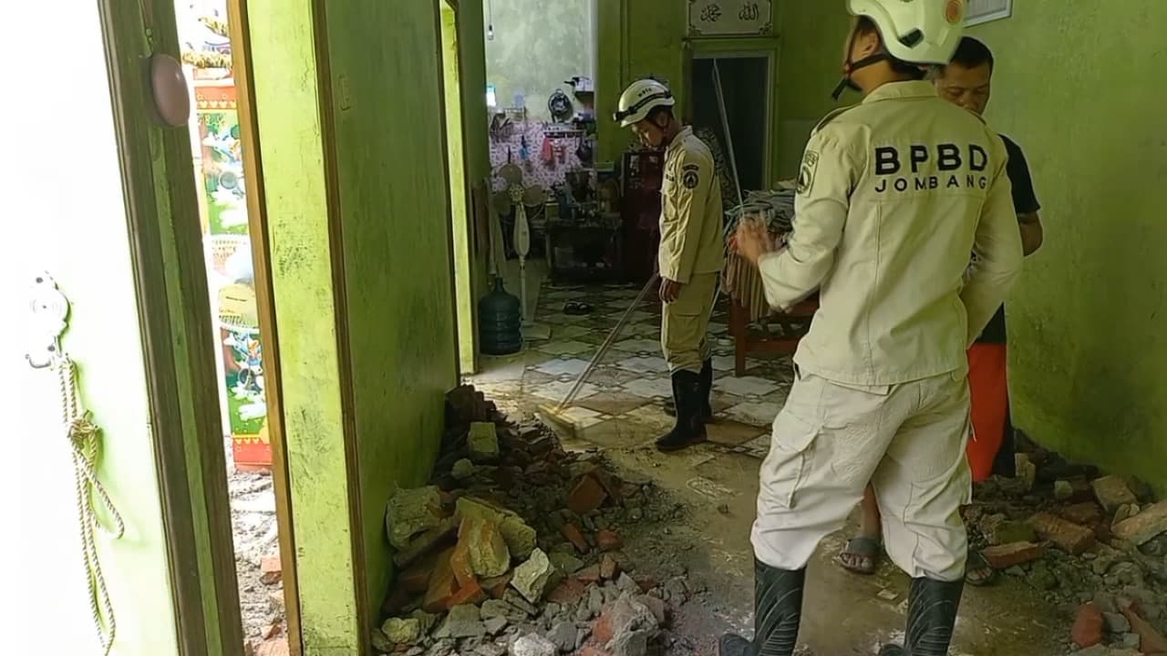 Puluhan Rumah di Jombang Rusak Diterjang Angin Kencang