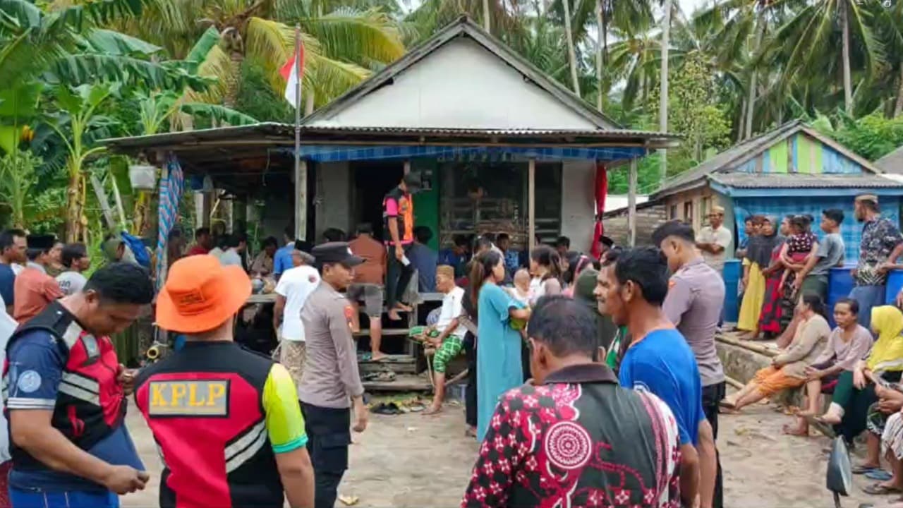 19 ABK KM Agung Barokah Selamat Usai 17 Jam Terapung di Perairan Masalembu