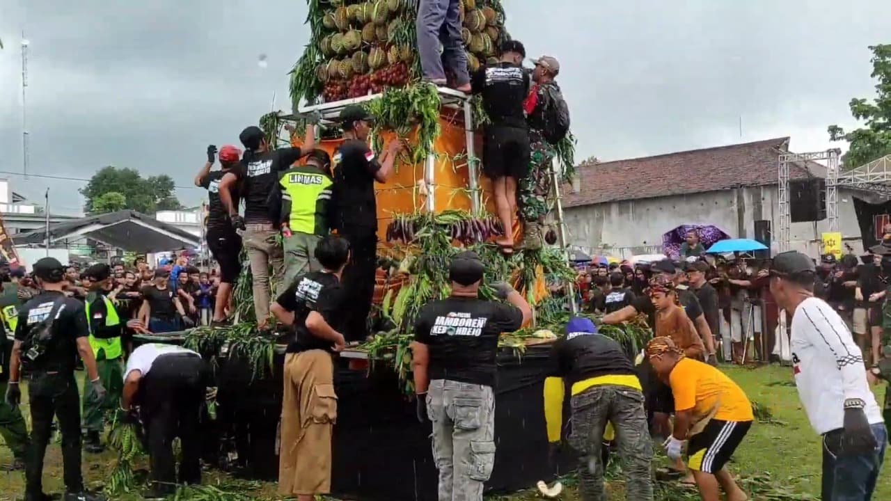 Ratusan Warga Kediri Berebut Durian di Jambore Buah
