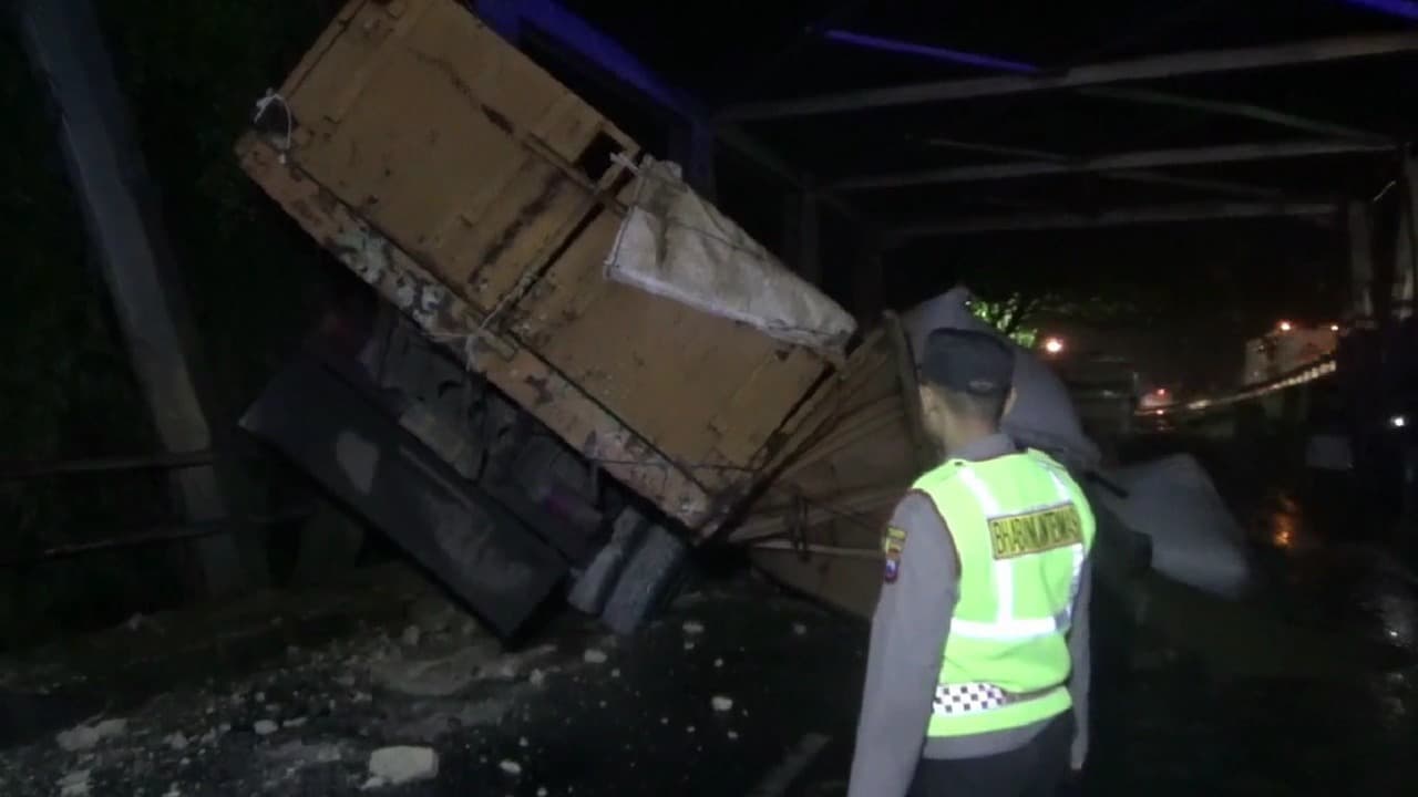 Truk Tronton Tabrak Diesel di Jalur Pantura Tuban