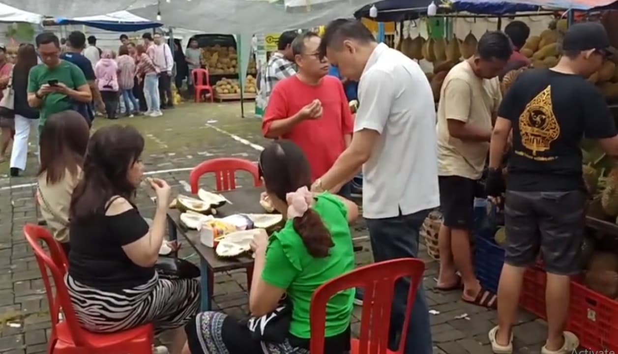 Masyarakat Antusias Borong Durian di Kenduren JTV, Harga Murah dan Kualitas Unggulan