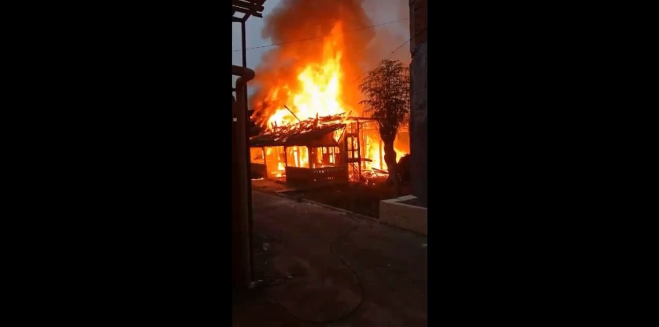 Gara-gara Obat Nyamuk, Dua Rumah Warga di Tuban Ludes Terbakar