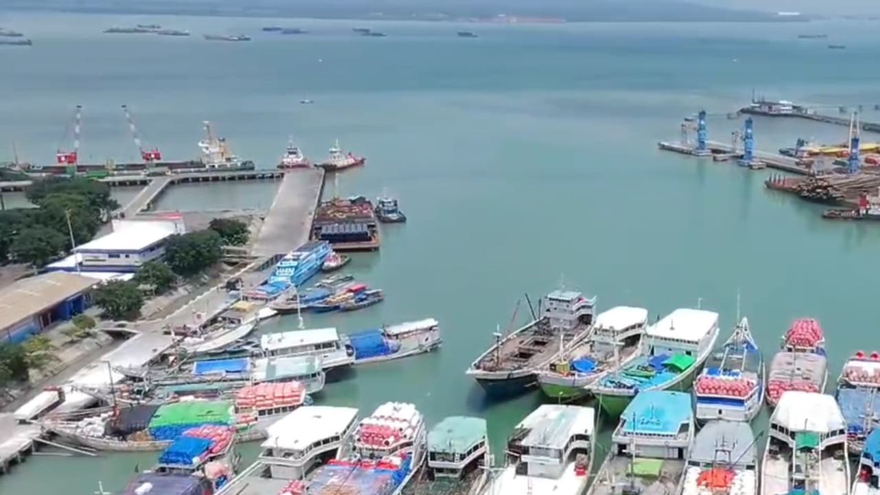 Cuaca Membaik, Perahu Kayu di Pelabuhan Rakyat Gresik Mulai Berlayar