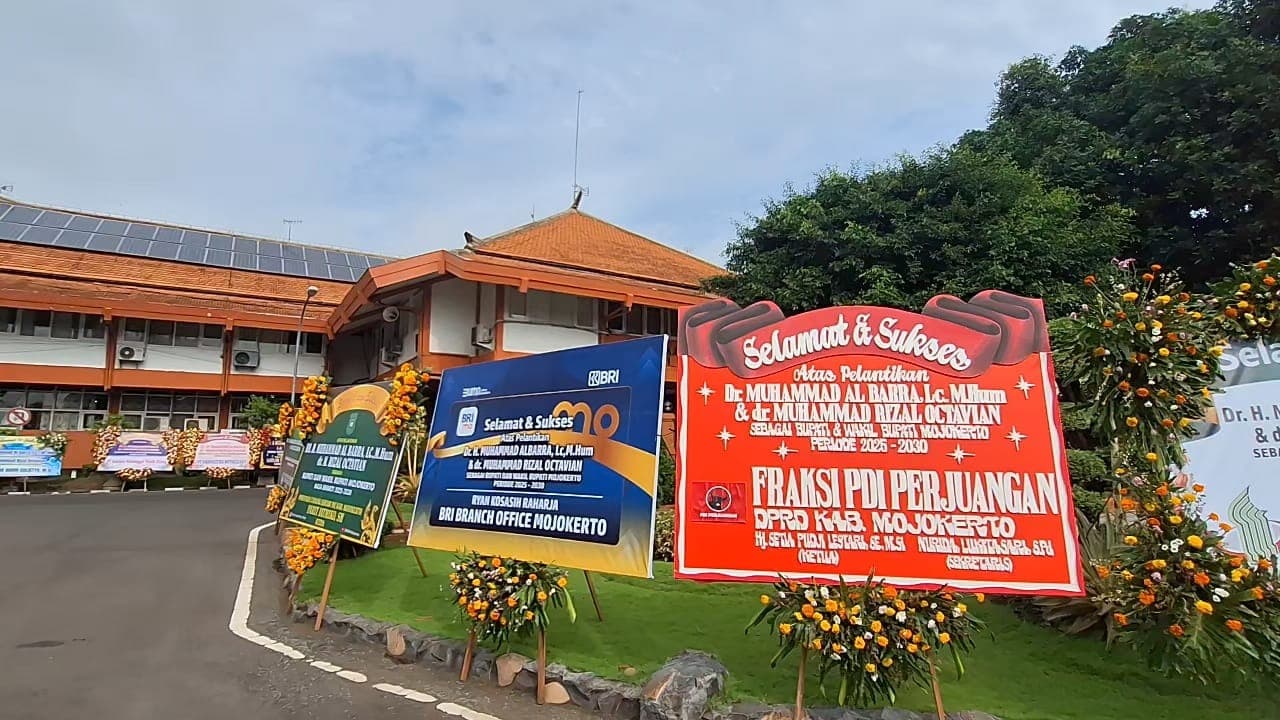 Karangan Bunga Ucapan Selamat ke Gus Barra-dr Rizal Penuhi Halaman Pemkab Mojokerto