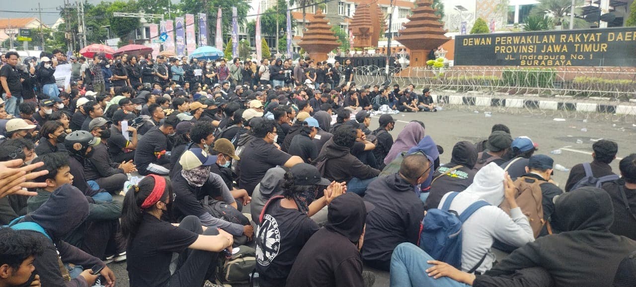 Aksi Indonesia Gelap di DPRD Jatim, Arek Gerak sampaikan 10 tuntutan