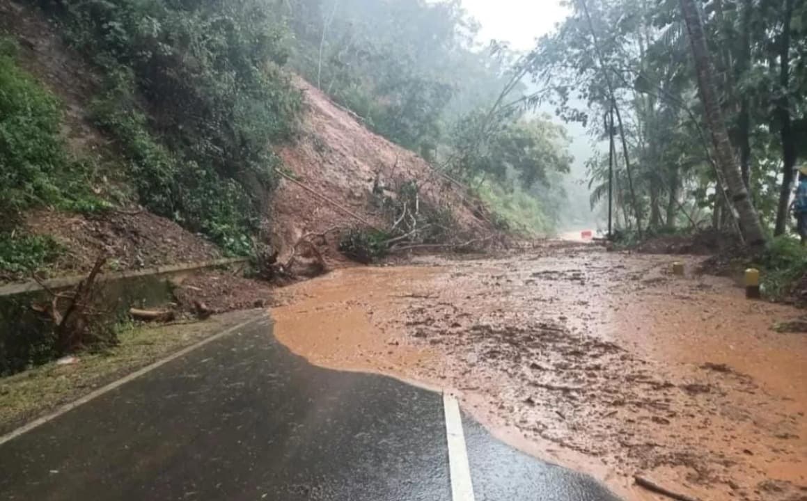 Tebing 50 Meter Longsor, Tutup Jalan Raya Pacitan-Ponorogo