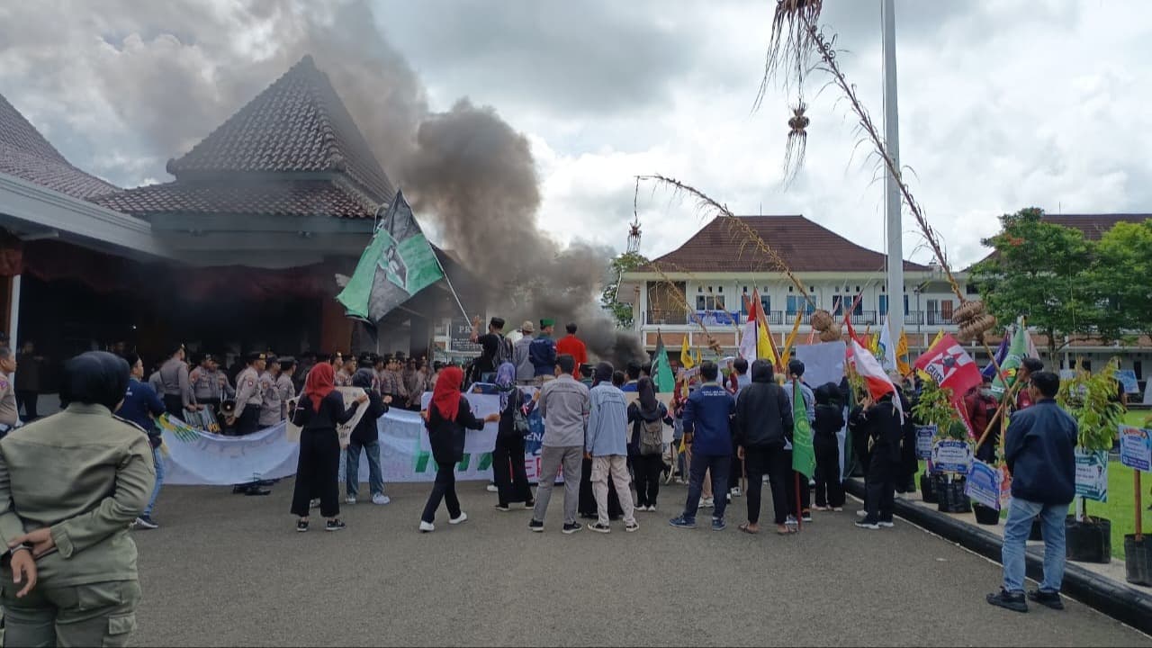 Tolak Efisiensi Anggaran, Mahasiswa Bakar Ban Depan Pendopo Pacitan