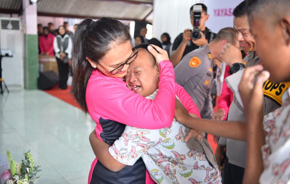 Menangis Haru, Siswa SLB di Gresik Mendapat Hadiah Baju Polisi
