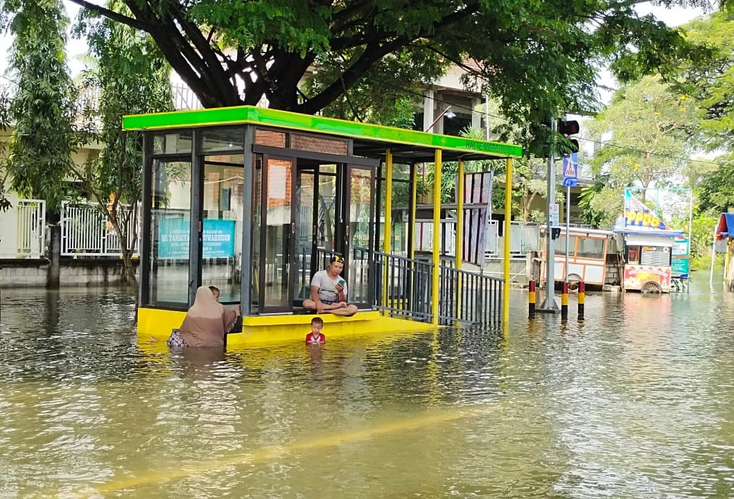 Halte di Morowudi Terendam Banjir, Bus Trans Jatim Dialihkan ke Metatu