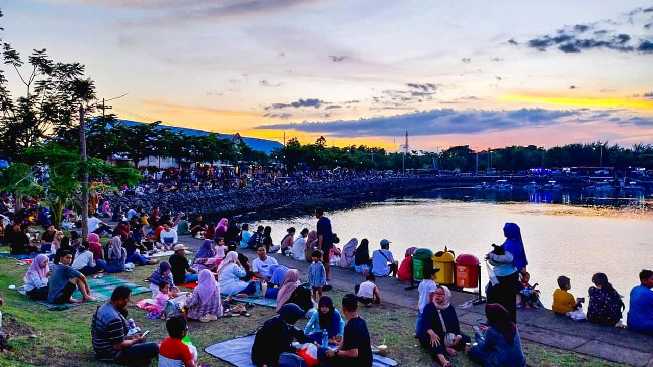 Pantai Marina Boom Jadi Lokasi Ngabuburit Favorit