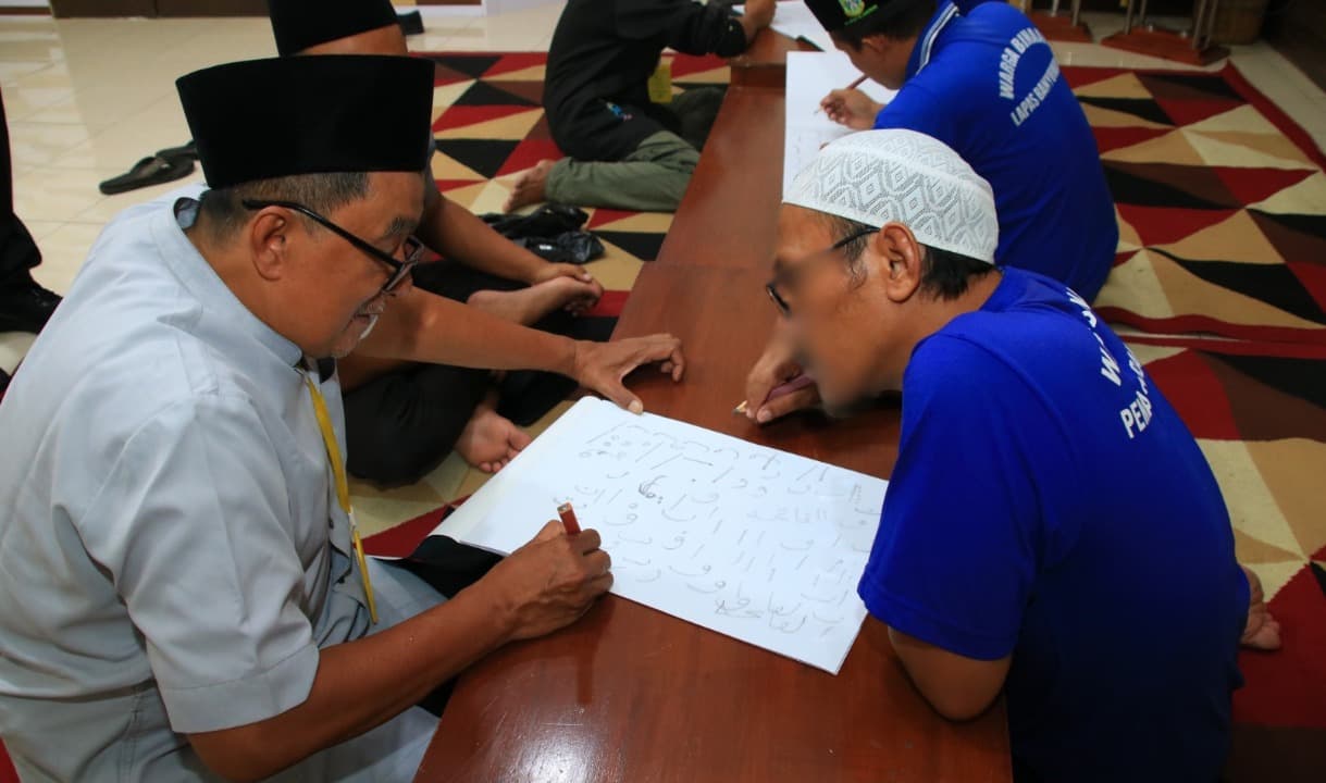 Kegiatan Ramadan, Warga Binaan Lapas Banyuwangi Dapatkan Pelatihan Membuat Kaligrafi