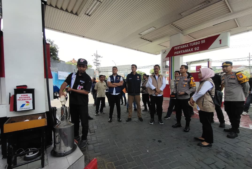 Polres Gresik dan Disperindag Sidak SPBU, Pastikan Tak Ada BBM Oplosan