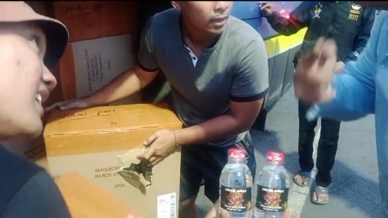 Operasi Pekat Satpolairud Polresta Banyuwangi Amankan Pelaku dan Barang Bukti Ratusan Botol Miras Jenis Arak
