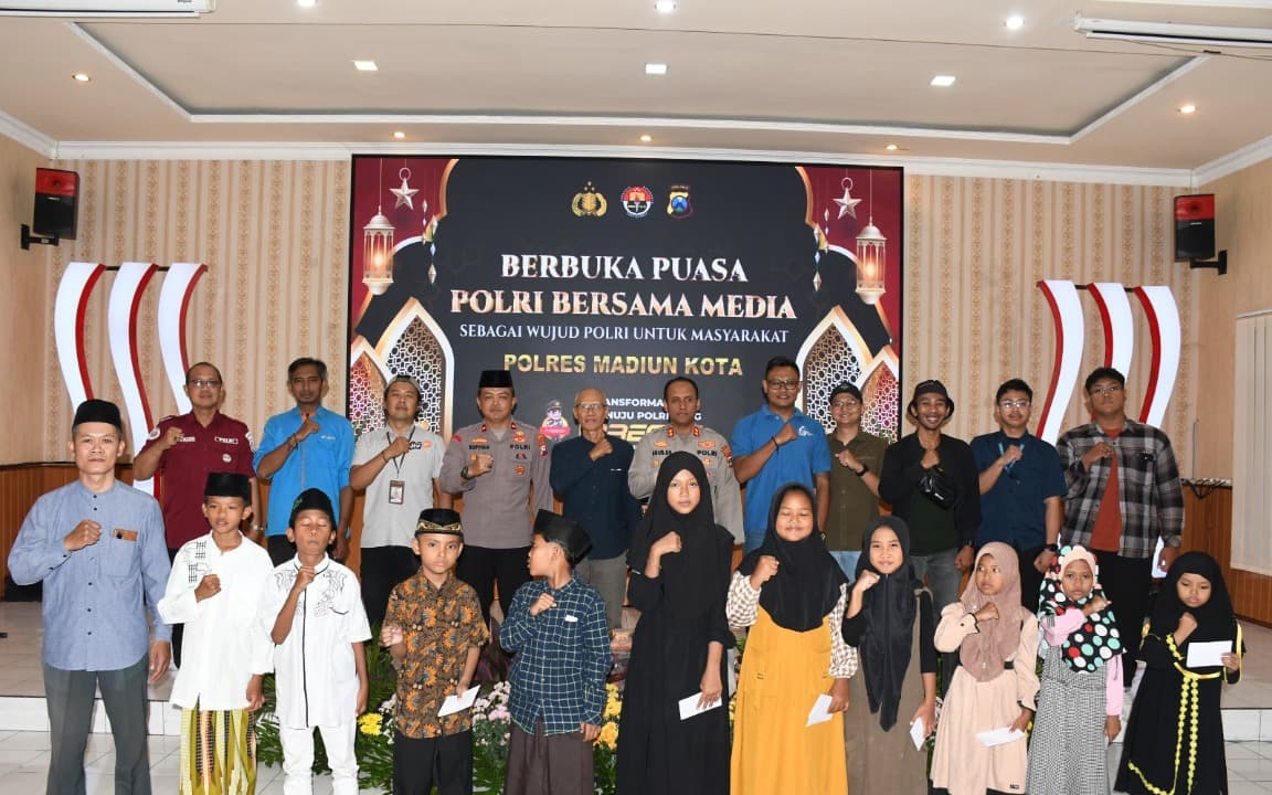 Aksi sosial bagi takjil berbuka bersama, KAPOLRES Madiun Kota : POLRI dan media satu kesatuan tak bisa di pisahkan