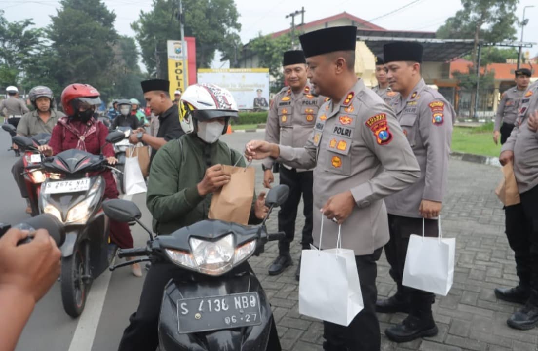 Momen Ramadhan, Polres Mojokerto dan PWI Bagikan Takjil dan Buka Bersama
