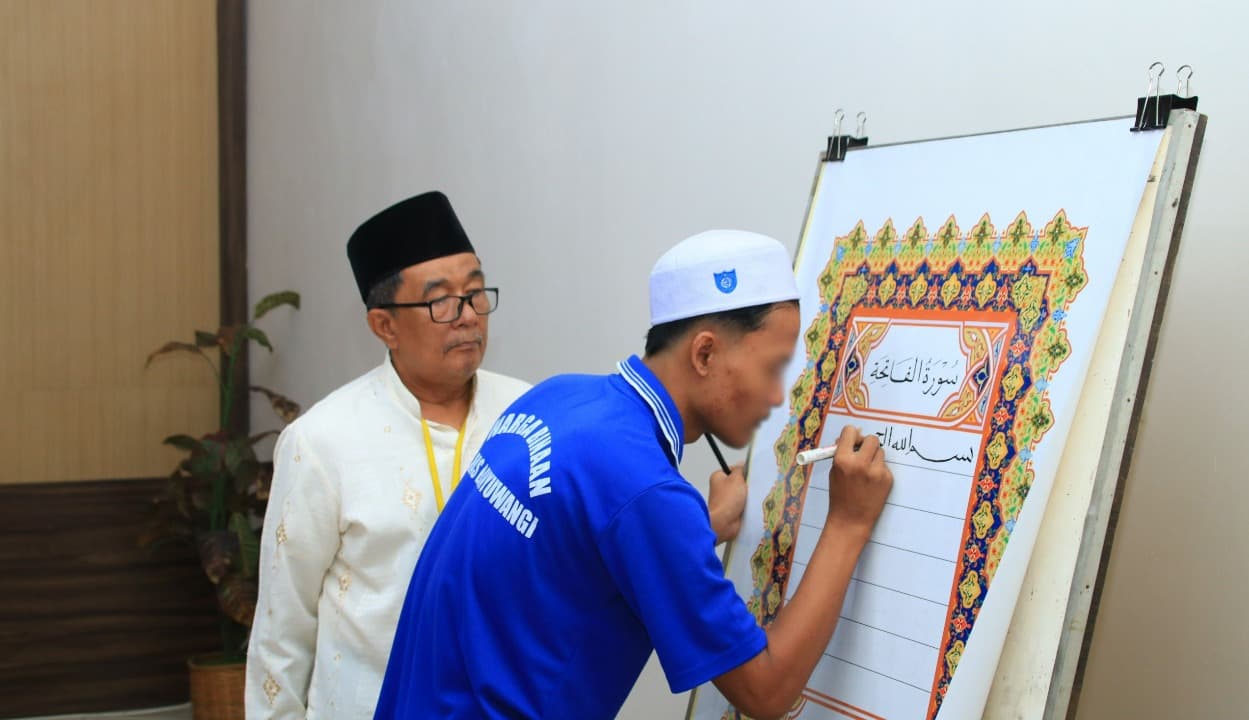 Tiga Warga Binaan Lapas Banyuwangi Tulis Al-Quran Berukuran Raksasa