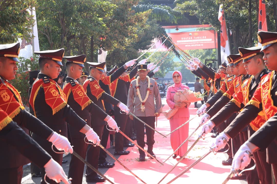 Tradisi Pedang Pora Sambut Kapolda Jatim Irjen Pol Nanang Avianto