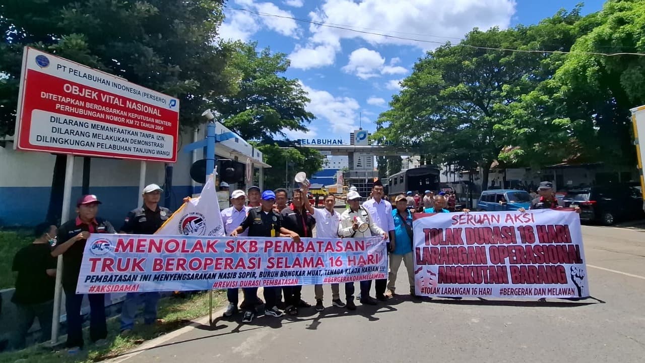 Puluhan Sopir Truk Logistik Gelar Aksi Demonstrasi di Pelabuhan Tanjungwangi Tolak Pembatasan 16 Hari