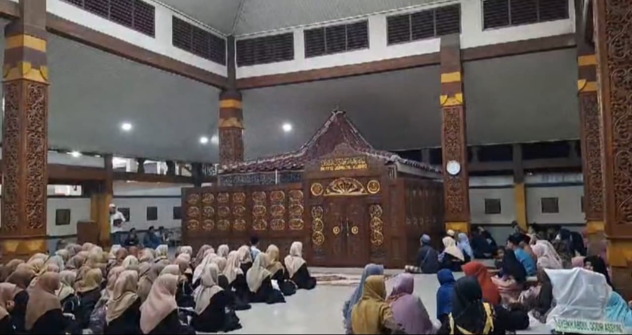 Berburu Lailatul Qadar, Ribuan Warga Ziarah ke Makam Syekh Jumadil Kubro di Mojokerto