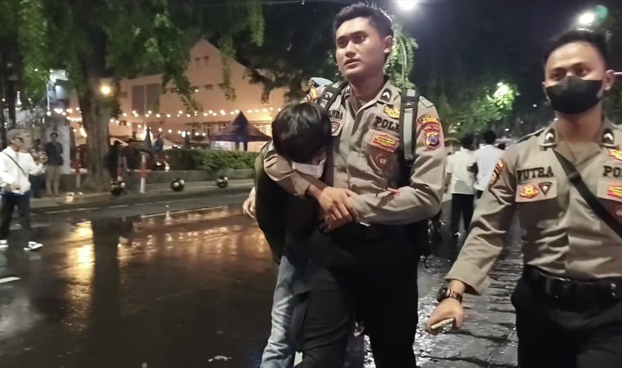 Massa Masih Bertahan, Polisi Bubarkan Paksa dan Sejumlah Demonstran Ditangkap
