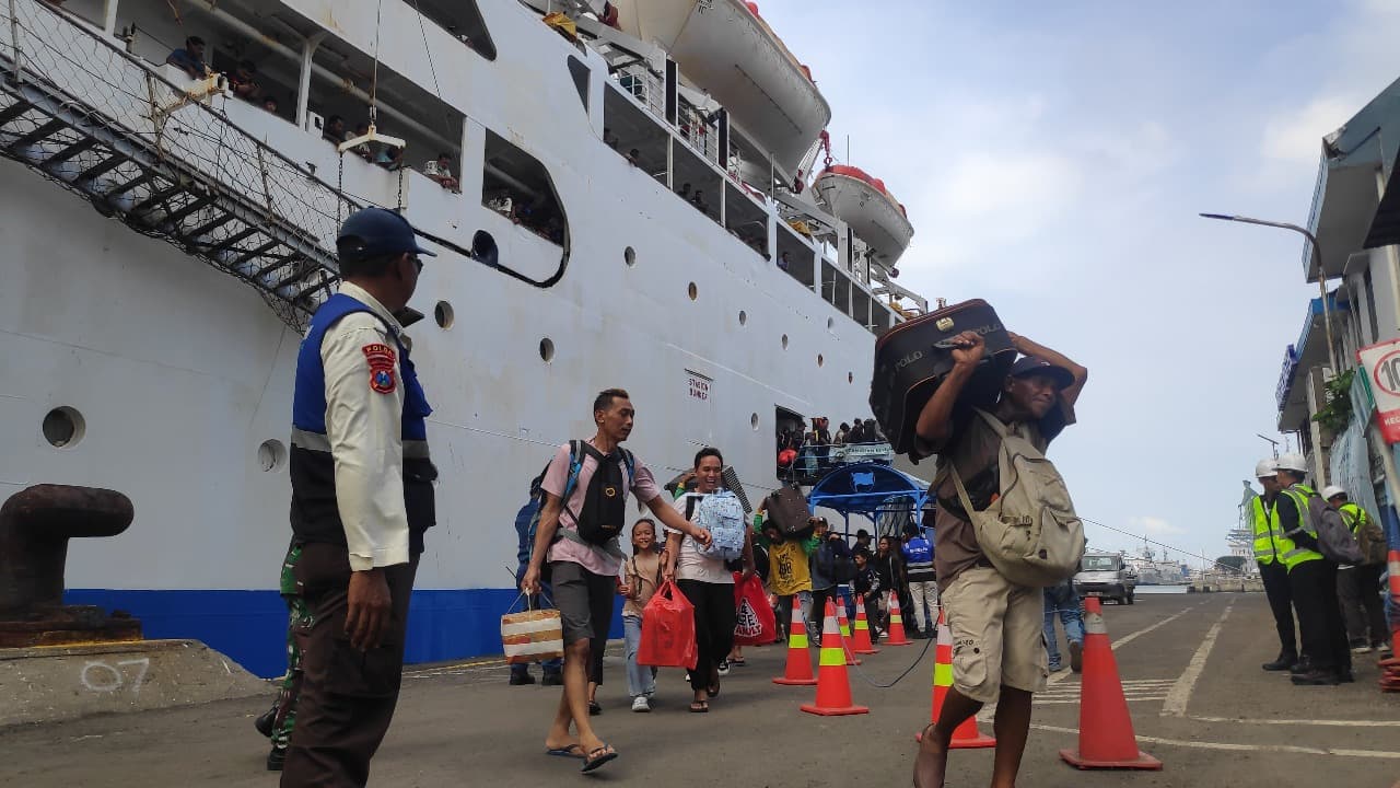 Arus Kedatangan Pemudik di Pelabuhan Tanjung Perak Surabaya Melonjak Jelang Lebaran