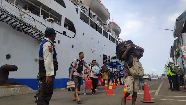Arus Kedatangan Pemudik di Pelabuhan Tanjung Perak Surabaya Melonjak Jelang Lebaran