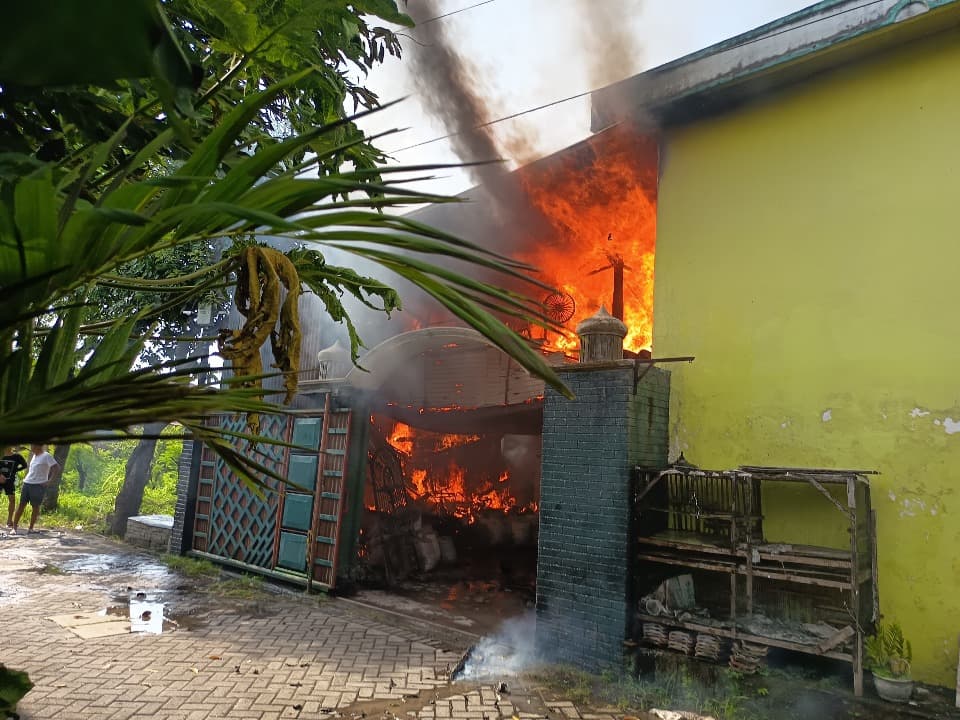 Diduga Akibat Anak Main Api, Gudang Perabot Rumah di Jombang Terbakar