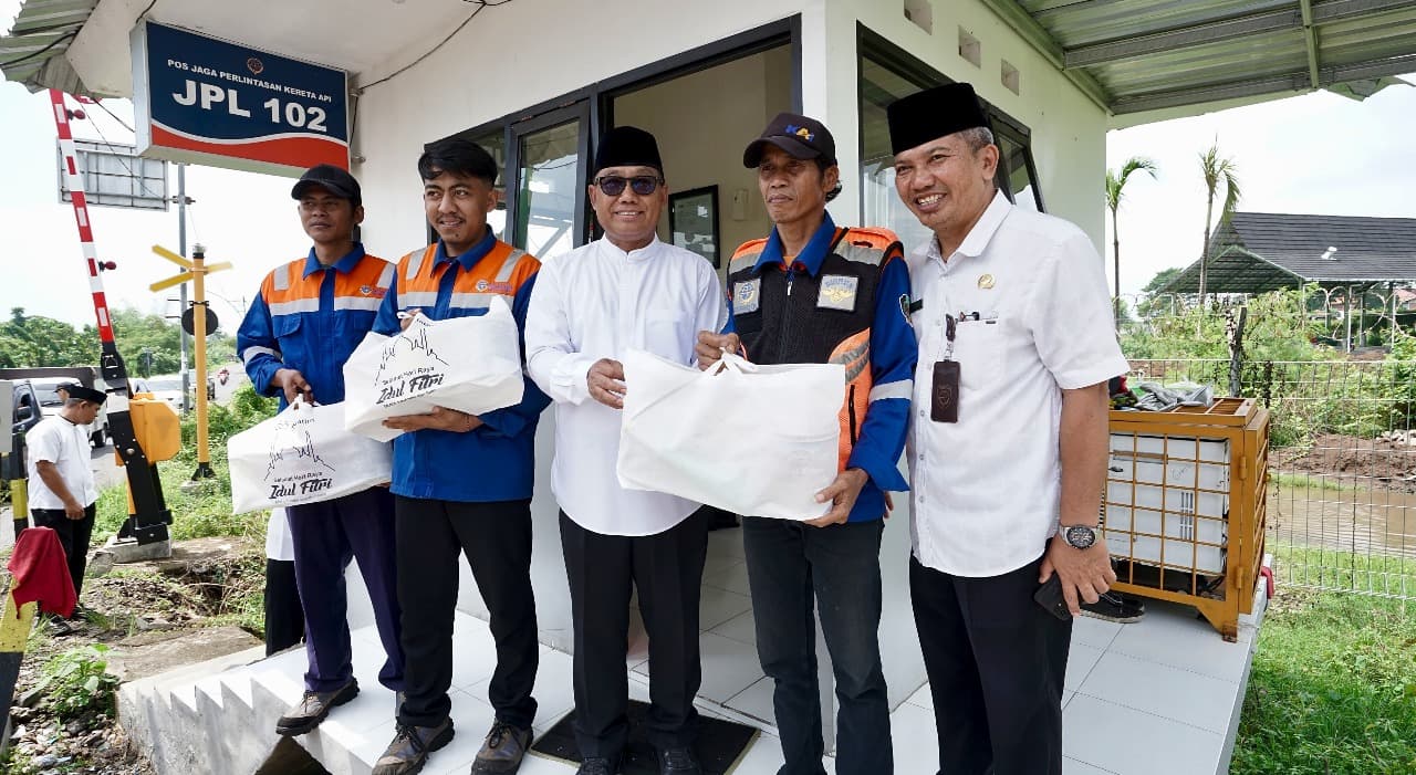 Petugas Penjaga Perlintasan Kereta di Banyuwangi dapat Bingkisan Sembako dari Wabup Mujiono