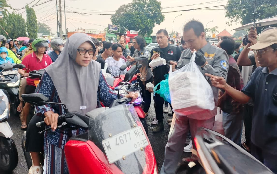 Pererat Silaturahmi, Motor Besar Club Indonesia Pusat dan Jawa Timur Bagikan Takjil