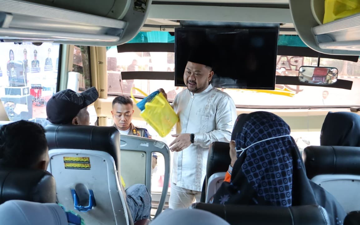 Bupati Gus Yani dan Wabup Dokter Alif Berangkatkan Ribuan Warga Gresik Pulang Kampung