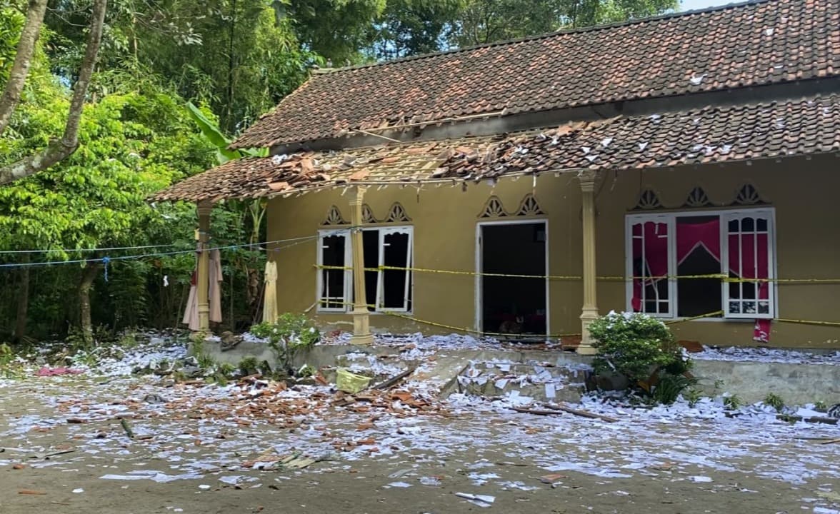 Blaarr! Petasan Meledak, 4 Pelajar di Blitar Terluka dan Rumah Hancur