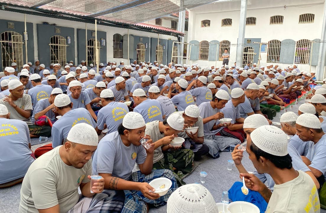 Lapas Mojokerto Hadirkan Suasana Lebaran dengan Makan Ketupat Bersama Warga Binaan