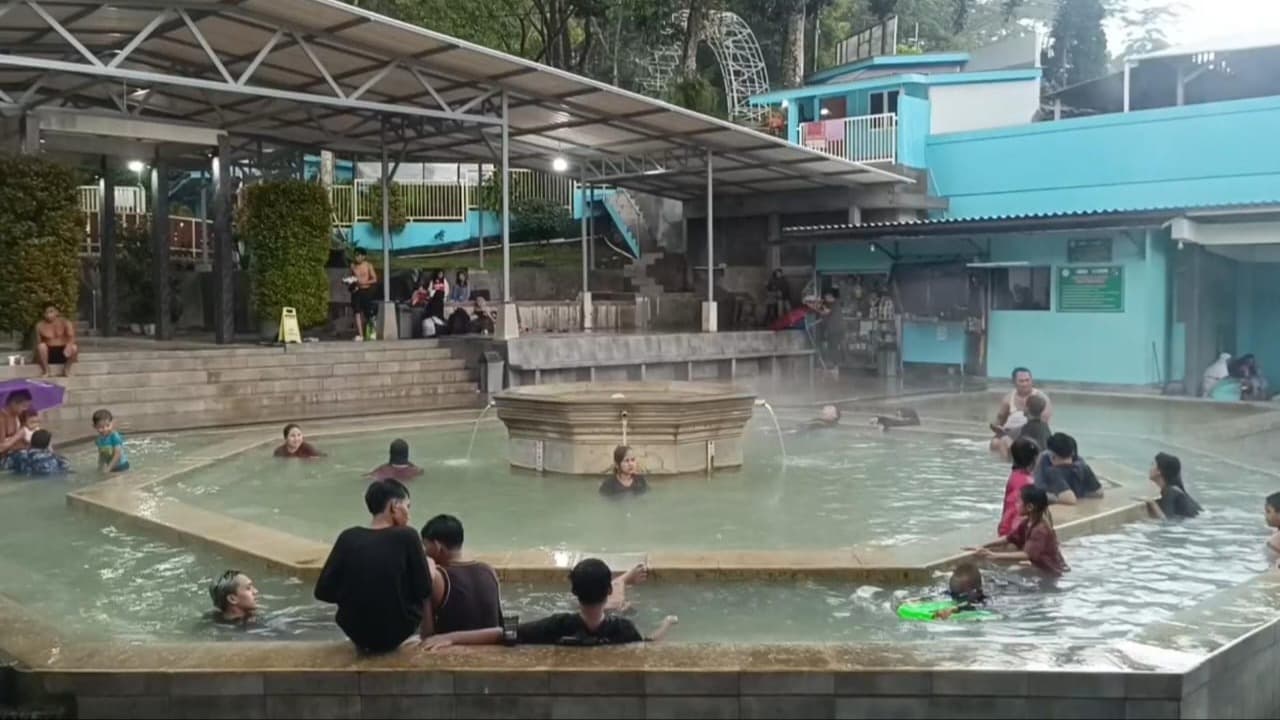 Wisata Air Panas Gambiran Pacet Dipadati Pengunjung di Hari Kedua Lebaran