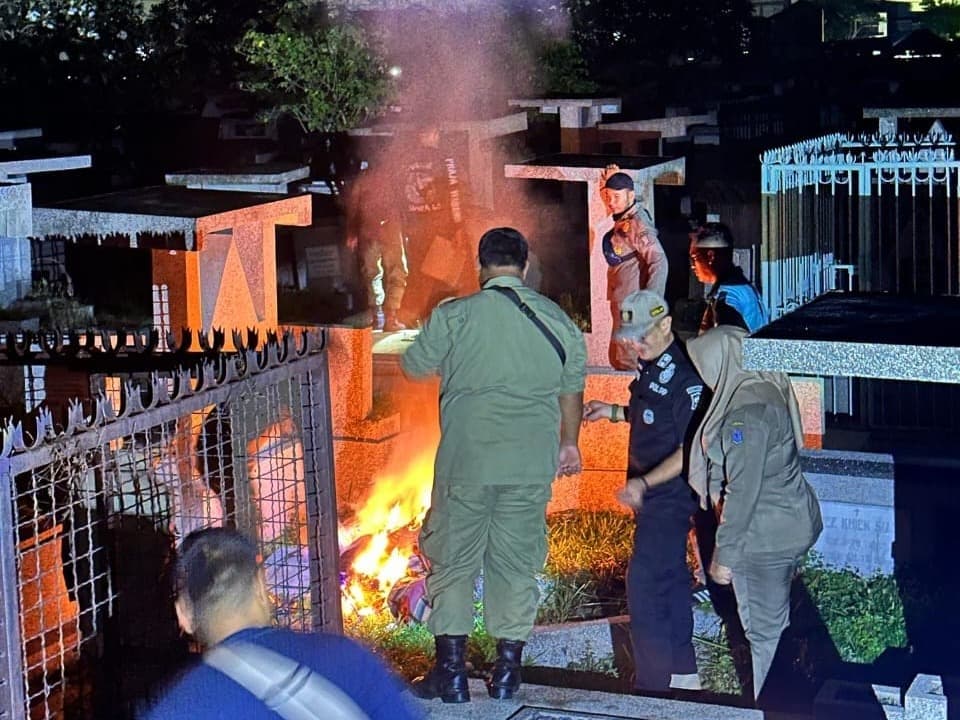 Satpol PP Surabaya Temukan Alat Kontrasepsi di Makam Kembang Kuning