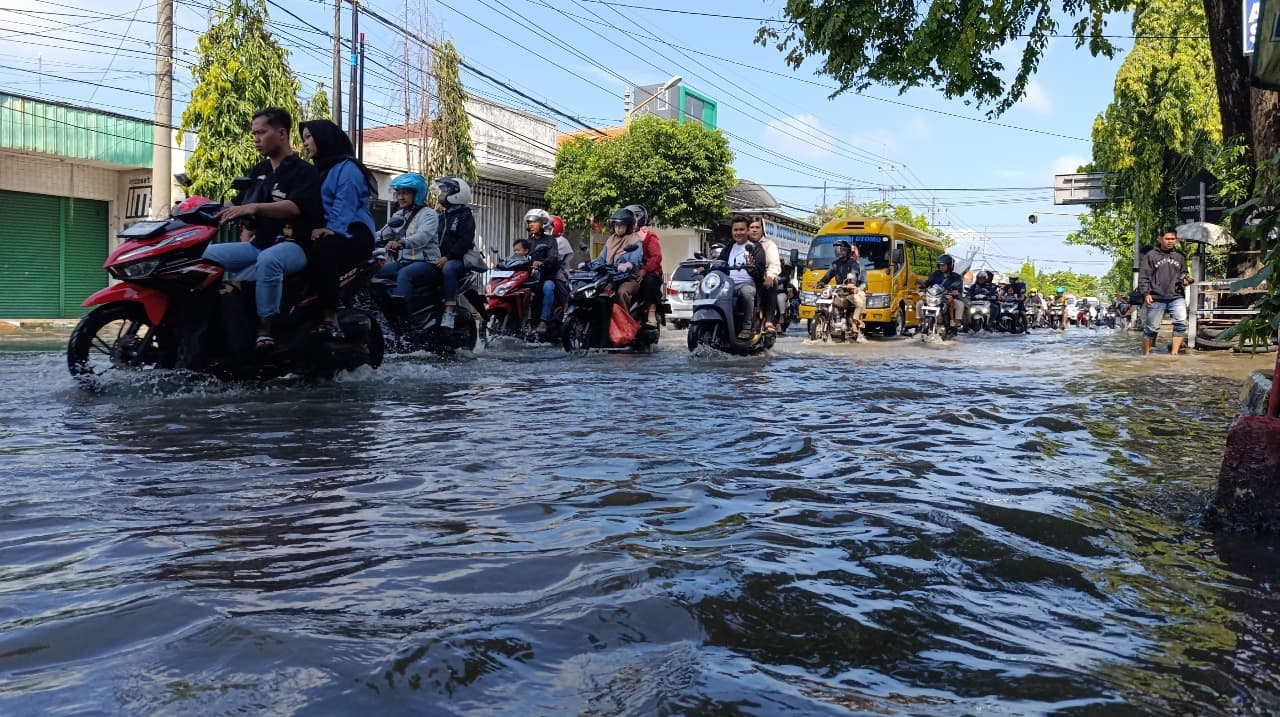 Jalur Nasional Jombang Kota Terendam Banjir, Macet Hingga 1 Kilometer