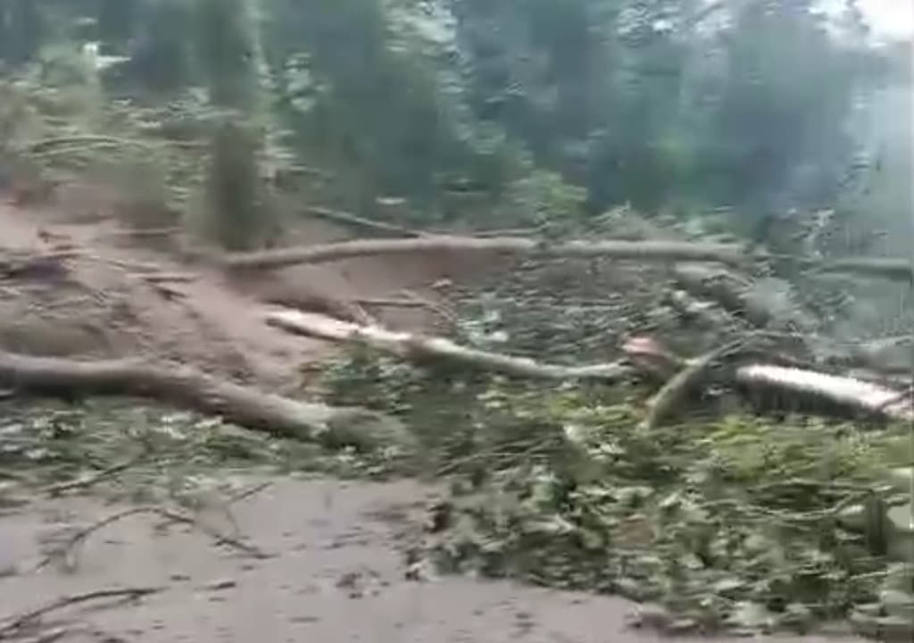 Tertutup Longsor, Jalur Wisata Pacet-Cangar Batu Lumpuh Total