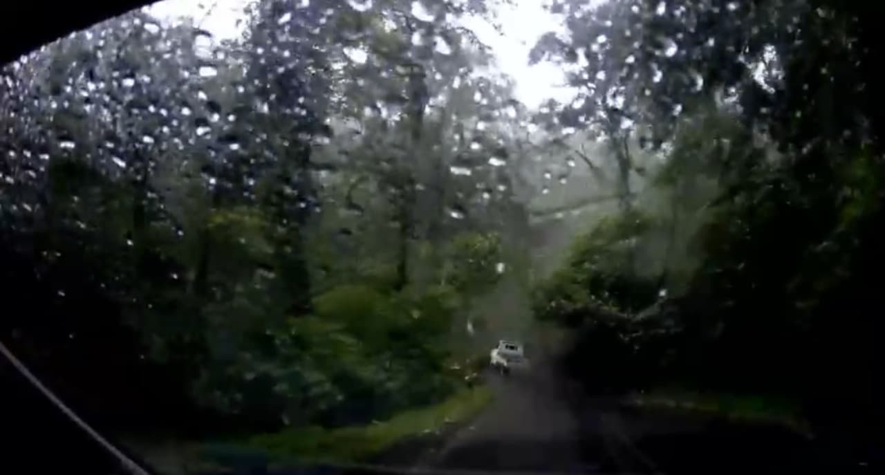 Detik-detik Pikap dan Grand Max Tertimbun Longsor Pacet-Cangar Batu