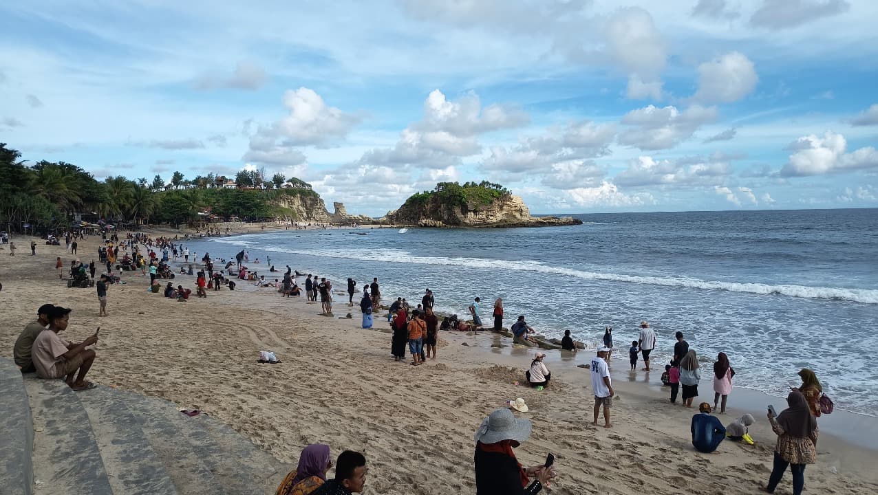 9.500 Wisatawan Padati Pantai Klayar Pacitan di Libur Lebaran