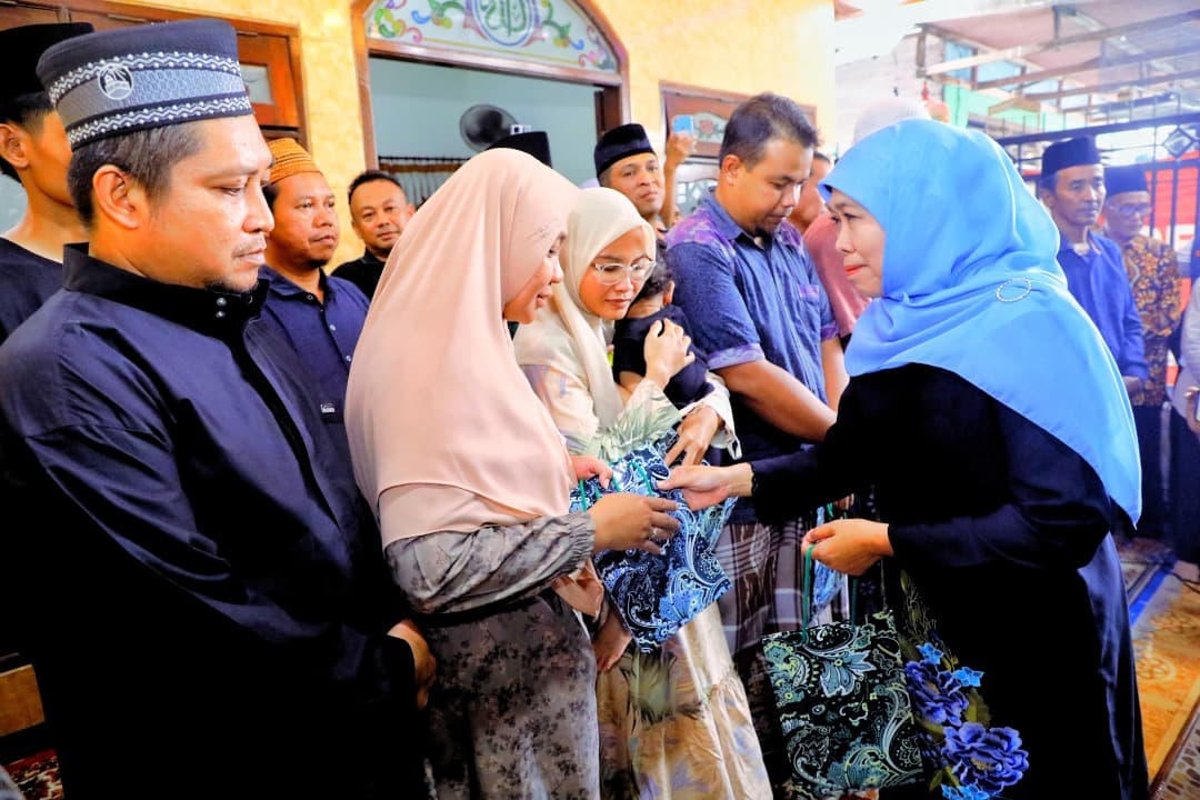 Gubernur Khofifah Beri Santunan Korban Longsor Pacet-Cangar Rp 100 Juta