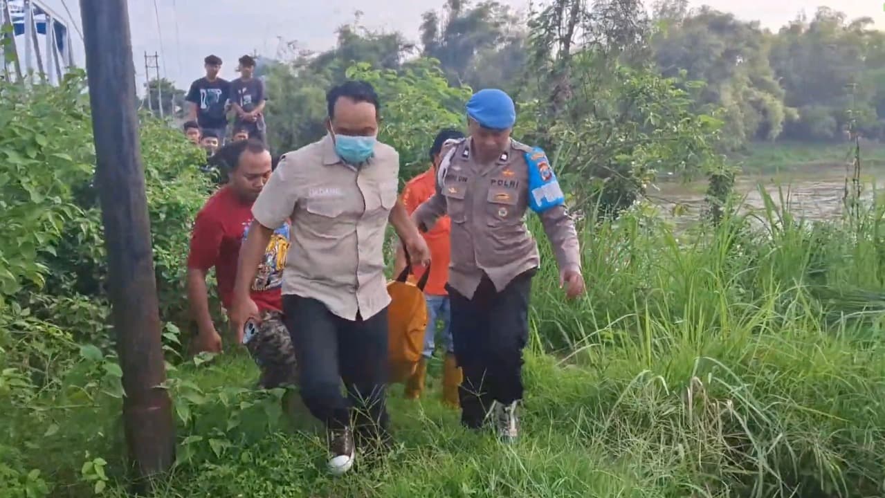 Remaja 17 Tahun Ditemukan Tewas di Sungai Brantas, Diduga Jatuh dari Jembatan