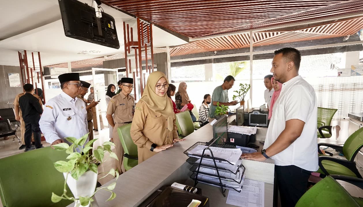 Hari Pertama Masuk Kerja, Bupati Ipuk Sidak Layanan Publik dan Soroti Keramahan Petugas Serta Kebersihan Kantor