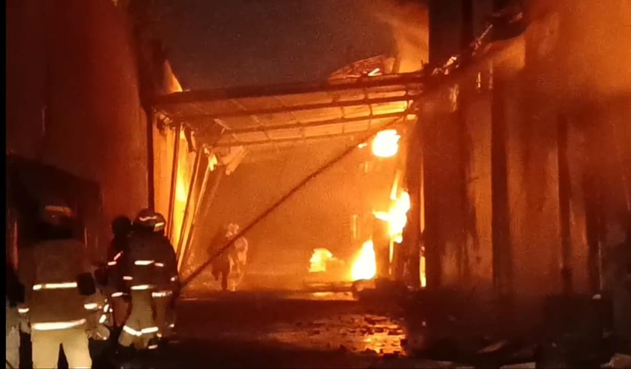 Dua Gudang Pabrik Sandal Ardiles di Tanjung Sari Surabaya Ludes Terbakar