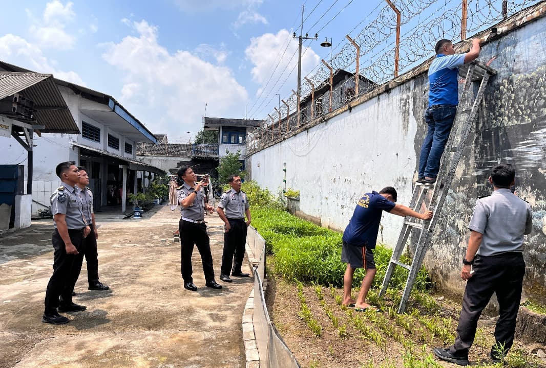 Tingkatkan Keamanan, Petugas Lapas Mojokerto Cek Seluruh CCTV