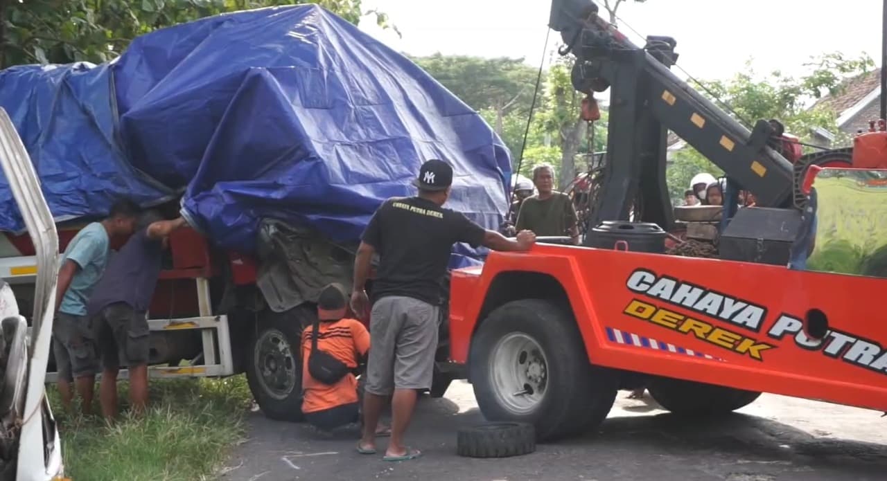 Dump Truk Vs Truk Pertamina Adu Banteng, Dua Sopir Terluka