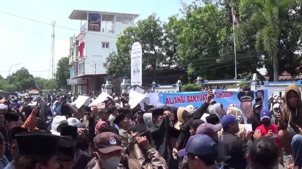 Ribuan Massa Demo, Tuntut Pilkades Digelar di Sampang